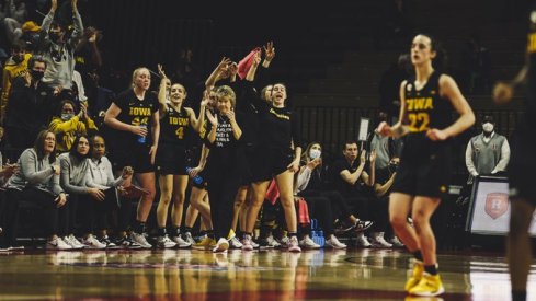 Caitlin Clark scored 16 points and dished 2 assists in the final 6 minutes to lead Iowa over Rutgers
