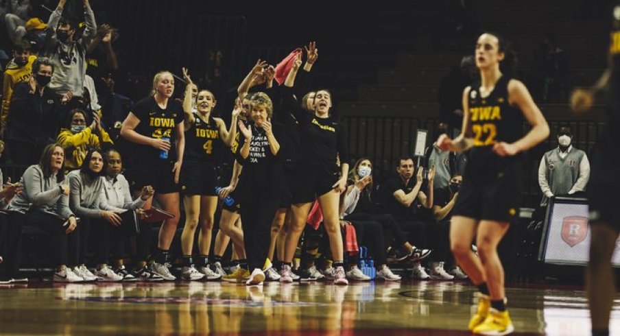 Caitlin Clark scored 16 points and dished 2 assists in the final 6 minutes to lead Iowa over Rutgers